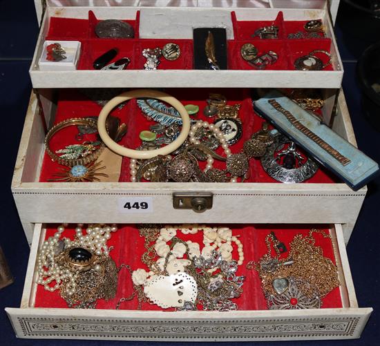 A quantity of mixed costume jewellery.